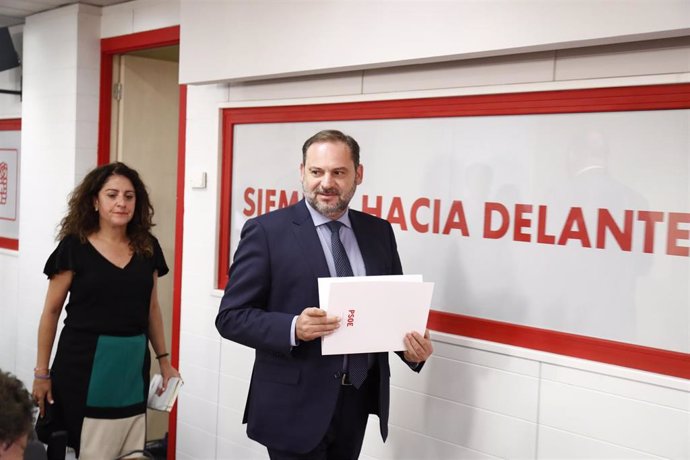 El minsitro de Fomento en funciones, José Luis Ábalos, a su llegada a la rueda de prensa, tras la reunión de la Comisión Ejecutiva del PSOE.