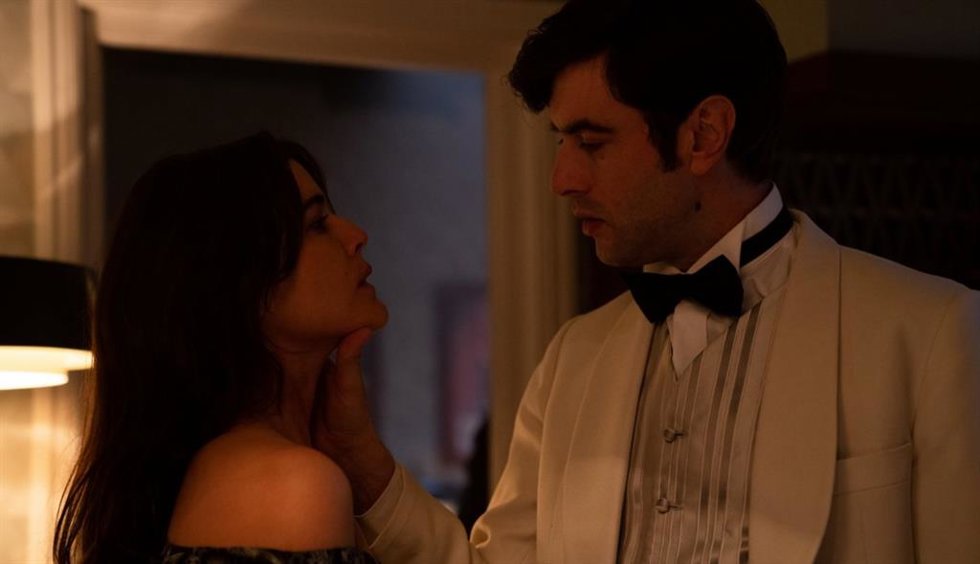Adriana Ugarte y Javier Rey en Hache, la nueva serie española de Netflix
