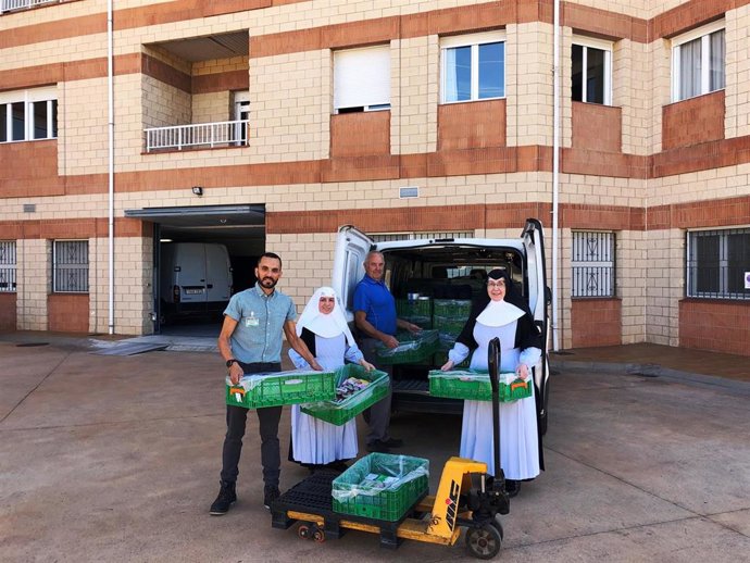 Hermanitas de los Ancianos Desamparados de Calahorra con un trrbajador de Mercadona, durante la entrega diaria de productos.