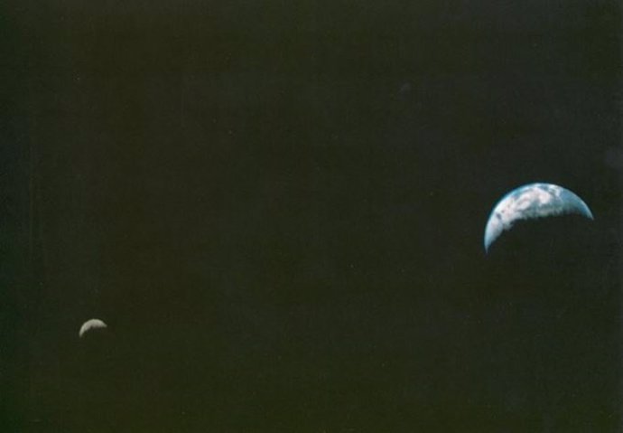 Primera imagen de la Tierra y la Luna desde el espacio exterior