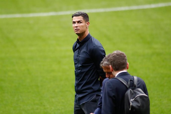 Cristiano Ronaldo durante su paseo por el césped del Wanda Metropolitano en la previa del Atlético-Juventus de la Liga de Campeones 2019-2020