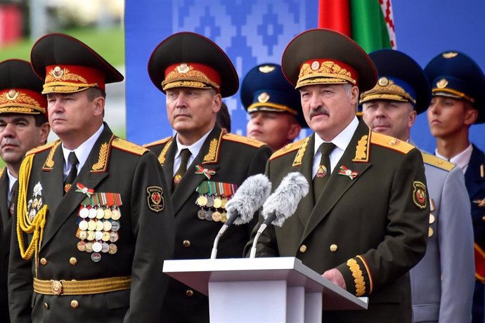 Presidente de Bielorrusia, Alexander Lukashenko, presidiendo un desfile militar 
