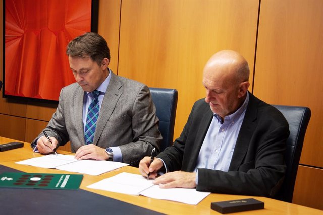 Firma del convenio entre la CTIC y Caja Rural de Asturias