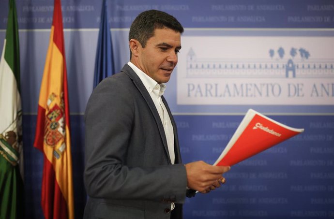 El portavoz parlamentario de Ciudadanos, Sergio Romero, en rueda de prensa.