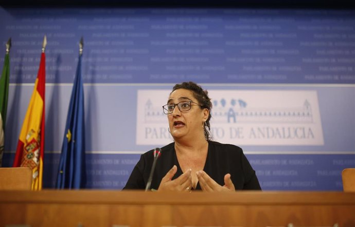 La portavoz parlamentaria de Adelante Andalucía y miembro del Consejo Ciudadano de Podemos Andalucía, Ángela Aguilera, durante la rueda de prensa