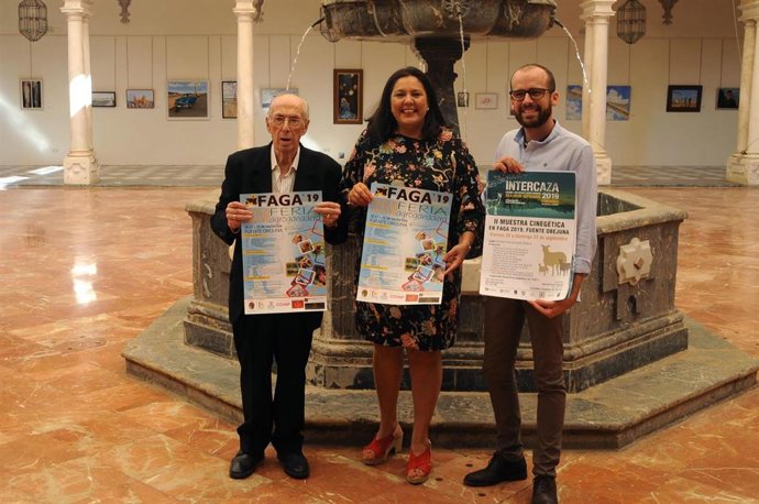 Amo (centro), en la presentación de FAGA