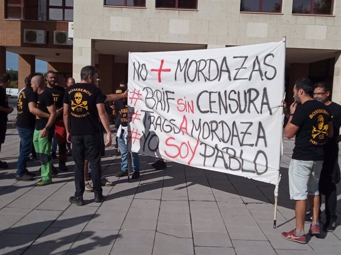 Concentración De Las ATBRIF En Las Puertas De La Empresa Pública TRAGSA En León.