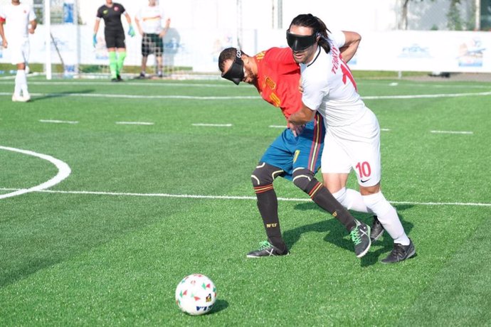 Youssef el Haddaoui pelea una pelota con un jugador turco en el España-Turquía del Europeo de fútbol para ciegos