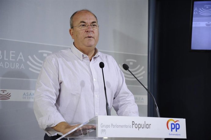 Monago, en una rueda de prensa en la Asamblea.