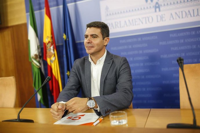 El portavoz parlamentario de Cs, Sergio Romero, en rueda de prensa.