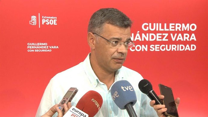 El portavoz del PSOE extremeño, Juan Antonio González, en declaraciones a los medios sobre la repetición de elecciones el 10N