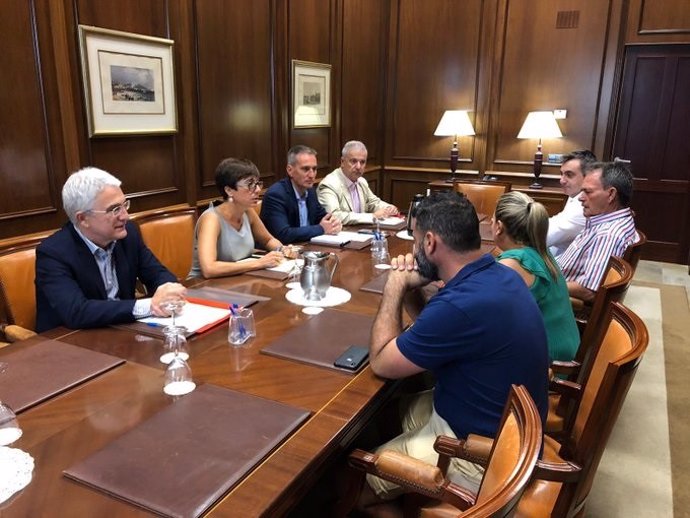 La subdelegada del Gobierno, María Gámez, mantiene un encuentro con los representantes de las cofradías de pescaodres de Estepona, Marbella y Caleta de Vélez.