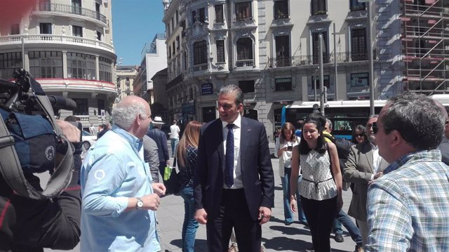 El candidato de Vox al Ayuntamiento de Madrid, Javier Ortega Smith, visita Gran Vía.