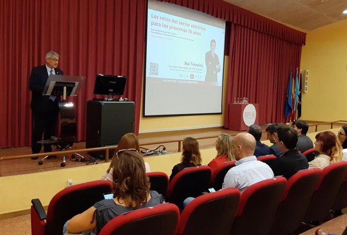 El rector de la Universidad de Oviedo, Santiago García, durante la presentación de una conferencia de EDP en el campus de Gijón