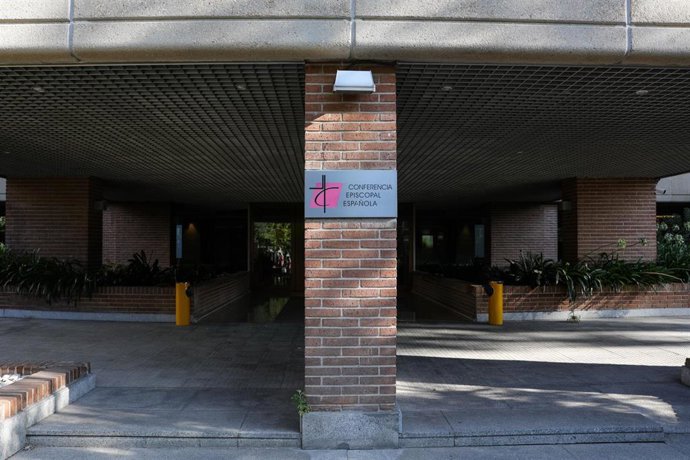 Cartel a la entrada del edificio de la Conferencia Episcopal en Madrid en el que se lee 'Conferencia Episcopal Española'.