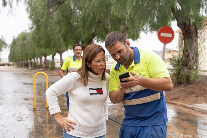 La alcaldesa de Cartagena, Ana Belén Castejón, supervisa las labores de limpieza