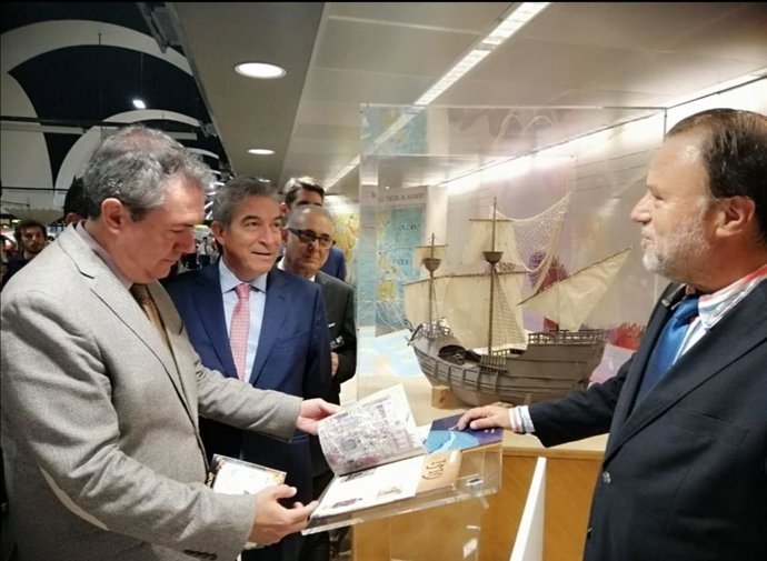 Lucrecio Fernández, junto a Juan Espadas y Alfredo Sánchez Monteseirín, durante la visita a la muestra 'La Nao despega'