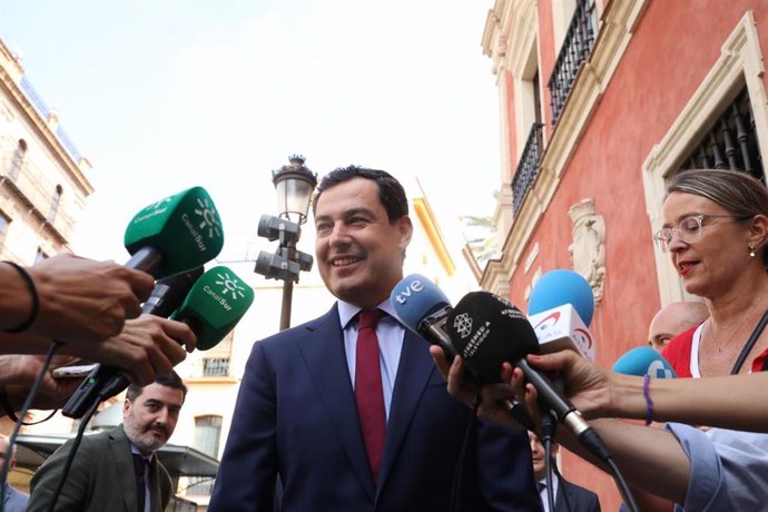 El presidente de la Junta, Juanma Morneo, a punto de atender a los periodistas en Sevilla