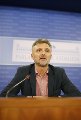 El portavoz parlamentario del PSOE-A, José Fiscal, en rueda de prensa.