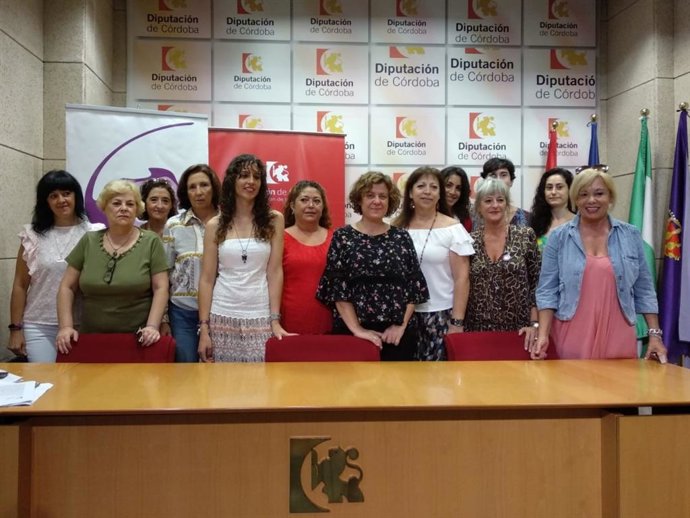 Alba Doblas (centro), junto a representantes de la Plataforma contra la Violencia a las Mujeres