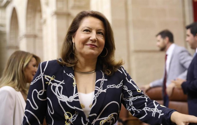 Segunda jornada del Pleno del Parlamento andaluz. Sesión de control al gobierno.  Consejera de Agricultura, Ganadería, Pesca y Desarrollo Sostenible, Carmen Crespo, al inicio de la sesión.