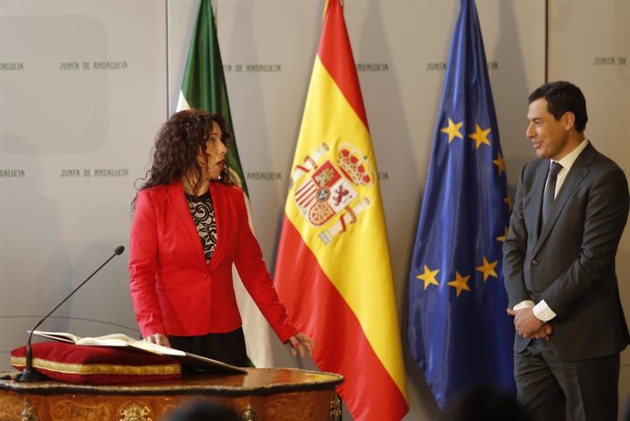 La consejera de Igualdad, Políticas Sociales y Conciliación, Rocío Ruiz (Cs), toma posesión de su nuevo cargo ante el presidente de la Junta de Andalucía, Juanma Moreno. 