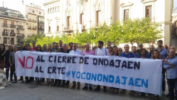 Trabajadores de Onda Jaén junto a responsables de CCOO, UGT y CSIF.