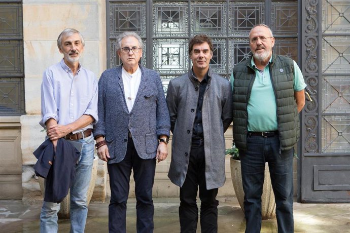 El consejero de Políticas Migratorias y Justicia, Eduardo Santos (segundo por la derecha), con representantes de la Asociación de Víctimas de Abusos en Centros religiosos de Navarra