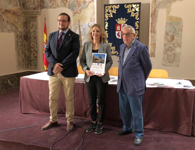 De izquierda a derecha: el alcalde de Covarrubias, Millán Bermejo; la directora general de Turismo, Estrella Torrecilla, y el presidente de Fecitcal, Francisco Gallego, presentan el Día del Turismo en CyL.