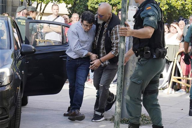 El autor confeso del asesinato de su exmujer, su excuñada y su exsuegra en Valga (Pontevedra), identificado como José Luis Abet Lafuente y apodado el Moro, de 45 años, a su llegada al Juzgado de Instrucción 2 de la localidad pontevedresa de Caldas de Reis