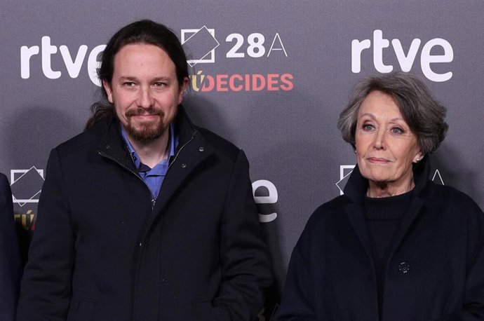 El secreatario general de Unidas Podemos, Pablo Iglesias y la presidenta de RTVE, Rosa María Mateo, a su llegada a RTVE