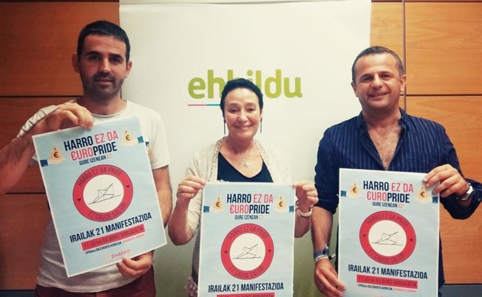 Ediles de EH Bildu Bilbao con el cartel de la manifestación convocada por Harro.