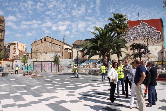 La vicealcaldesa de Valncia, Sandra Gómez, visita la plaza del Rosario del Cabanyal