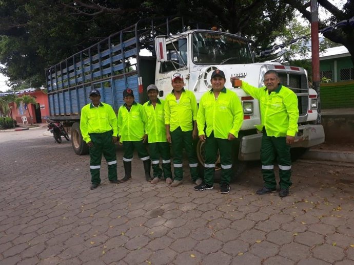 Treballadors dels serveis públics de Nicaragua, amb la roba de treball donada per Emaya.