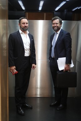 El presidente de Vox y el portavoz parlamentario del partido, Santiago Abascal e Iván Espinosa de los Monteros, cogen el ascensor en el Congreso de los Diputados