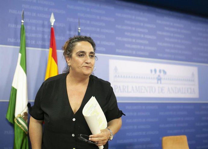 La portavoz adjunta del grupo parlamentario Adelante Andalucía, Angela Aguilera durante su comparecencia en rueda de prensa