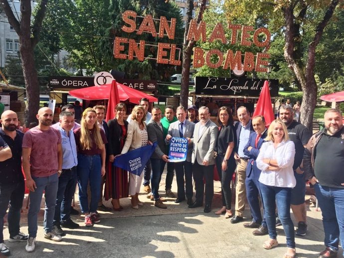 El alcalde y varios miembros del Gobierno local con hosteleros de Oviedo en el paseo del Bombé de San Mateo