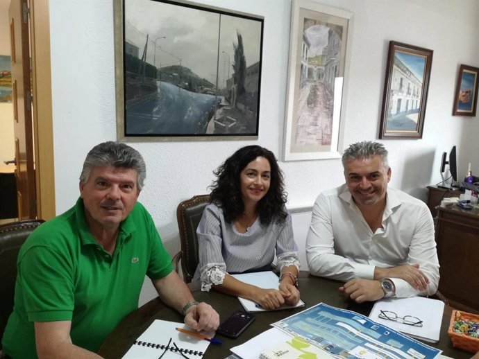 El delegado de Programas Europeos y Administración Electrónica, Víctor Montoro (dcha.), en su visita a Villaviciosa