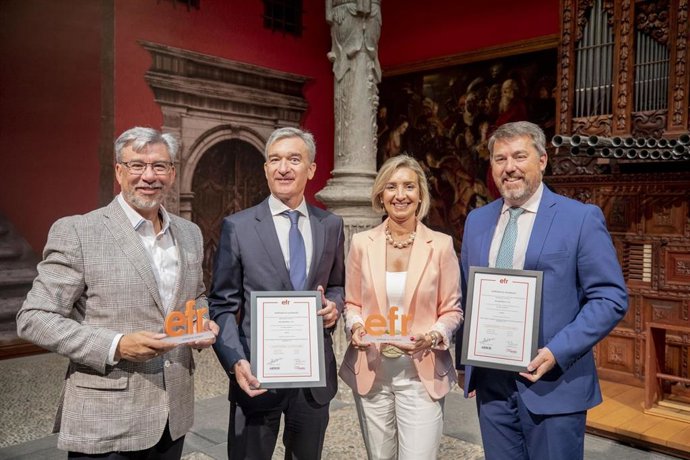 Representantes de Ibercaja con la distinción
