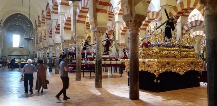 Pasos procesionales instalados en el interior de la Mezquita-Catedral de Córdoba con motivo de la muestra 'Por tu cruz redimiste al mundo'
