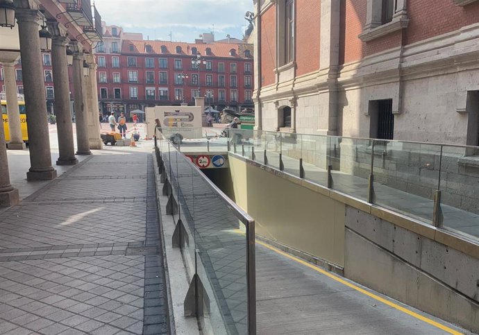 Un equipo de desatasques trabaja en el aparcamiento subterráneo de la Plaza Mayor de Valladolid.