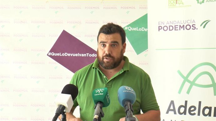 El coordinador provincial de Podemos en Málaga, Alejandro Serrato, en rueda de prensa.