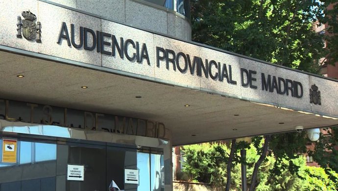 Entrada de la Audiencia Provincial de Madrid, donde se celebra el juicio a la auxiliar de enfermería que presuntamente asesinó a dos pacientes en 2015 al inyectarles gran cantidad de aire en el Hospital del Príncipe de Asturias.