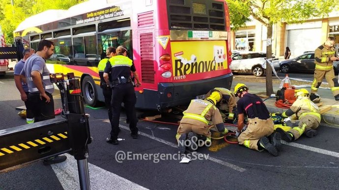 Rescate de motorista accidentado tras chocar con un autobús en Sevilla