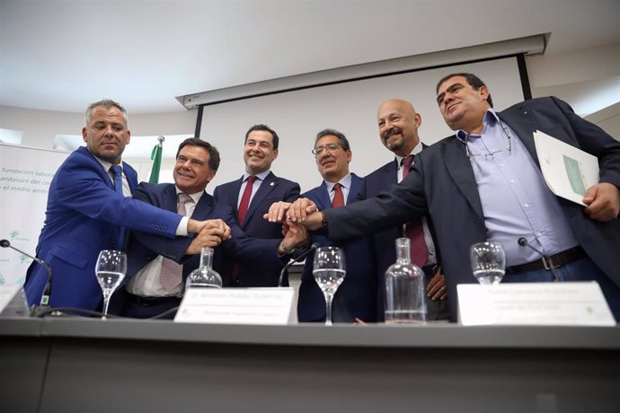 El presidente de la Junta de Andalucía, Juanma Moreno, en la firma del VI Acuerdo para la Sostenibilidad de la Industria del Cemento.