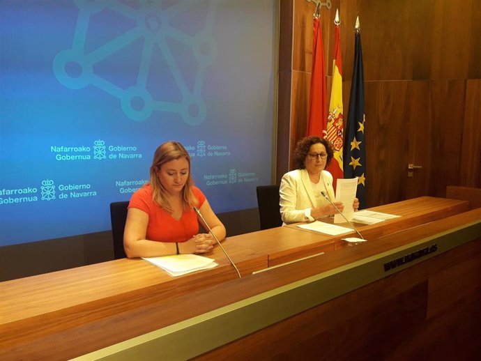 La consejera de Derechos Sociales del Gobierno de Navarra, María Carmen Maeztu (d), y la directora gerente del SNE, Miriam Martón, en rueda de prensa para valorar los datos del paro en agosto.