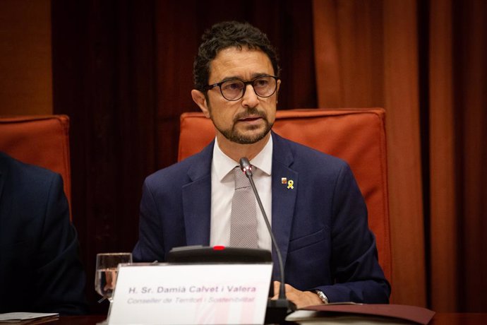 El conseller de Territori i Sostenibilitat de la Generalitat, Dami Calvet, durant la seva compareixena en la Comissió de Territori i Sostenibilitat al Parlament de Barcelona (Espanya), 18 de setembre del 2019.