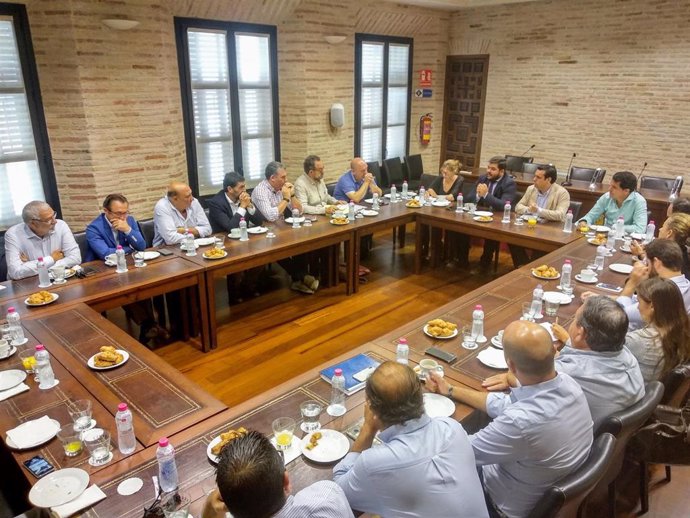Reunión nde la Junta con representantes turístico de El Puerto