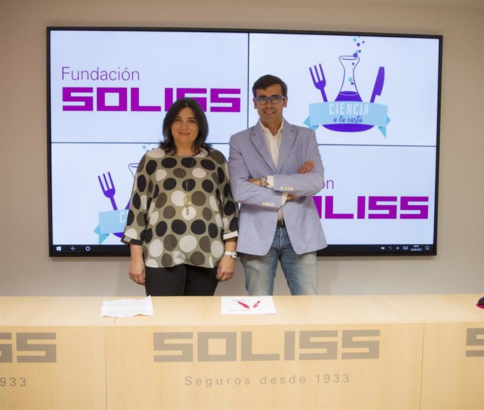 El director de la Fundación Soliss, Eduardo Sánchez Butragueño, y María José Ruiz