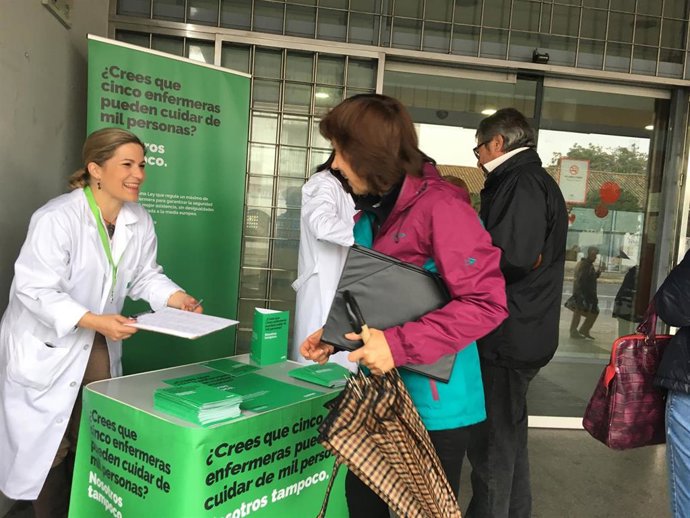 Imagen de archivo de una campaña de recogida de firmas de Satse. 